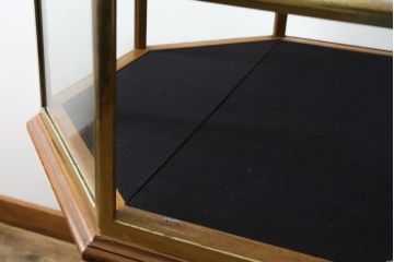イギリスアンティーク　マホガニー材　おしゃれな真鍮フレームのオクタゴンガラスケース(ショーケース、Gケース、ディスプレイケース、コレクションケース、八角形、飾り棚、陳列棚、店舗什器、英国)(R-079717)