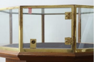 イギリスアンティーク　マホガニー材　おしゃれな真鍮フレームのオクタゴンガラスケース(ショーケース、Gケース、ディスプレイケース、コレクションケース、八角形、飾り棚、陳列棚、店舗什器、英国)(R-079717)