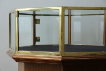 イギリスアンティーク　マホガニー材　おしゃれな真鍮フレームのオクタゴンガラスケース(ショーケース、Gケース、ディスプレイケース、コレクションケース、八角形、飾り棚、陳列棚、店舗什器、英国)(R-079717)