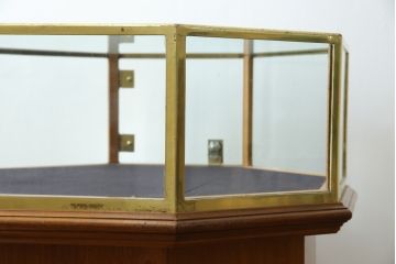 イギリスアンティーク　マホガニー材　おしゃれな真鍮フレームのオクタゴンガラスケース(ショーケース、Gケース、ディスプレイケース、コレクションケース、八角形、飾り棚、陳列棚、店舗什器、英国)(R-079717)