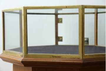 イギリスアンティーク　マホガニー材　おしゃれな真鍮フレームのオクタゴンガラスケース(ショーケース、Gケース、ディスプレイケース、コレクションケース、八角形、飾り棚、陳列棚、店舗什器、英国)(R-079717)