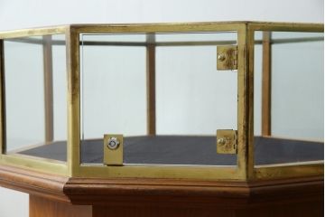 イギリスアンティーク　マホガニー材　おしゃれな真鍮フレームのオクタゴンガラスケース(ショーケース、Gケース、ディスプレイケース、コレクションケース、八角形、飾り棚、陳列棚、店舗什器、英国)(R-079717)