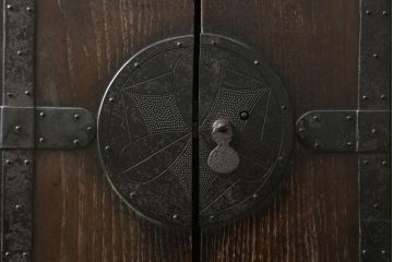 和製アンティーク　三方栗材　経年による風合いが魅力的な観音扉付き帳場小箪笥(帳場箪笥、整理タンス、収納箪笥、戸棚、収納棚、引き出し、時代箪笥)(R-079718)