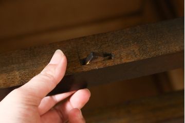 中古　松本民芸家具　立体的なデザインが目を引くA型脇棚(サイドチェスト、引き出し)(定価約15万4千円)(R-079719)