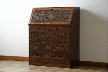 中古　美品!!　軽井沢彫り　凝った彫刻が美しく和室にも洋室にも合うのが嬉しいライティングビューロー(簿記机、ワークデスク、在宅用、在宅ワーク用、引き出し、サイドチェスト)(R-079720)