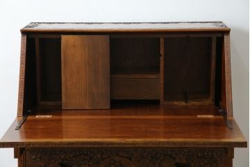 中古　美品!!　軽井沢彫り　凝った彫刻が美しく和室にも洋室にも合うのが嬉しいライティングビューロー(簿記机、ワークデスク、在宅用、在宅ワーク用、引き出し、サイドチェスト)(R-079720)