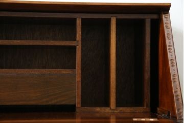 中古　美品!!　軽井沢彫り　凝った彫刻が美しく和室にも洋室にも合うのが嬉しいライティングビューロー(簿記机、ワークデスク、在宅用、在宅ワーク用、引き出し、サイドチェスト)(R-079720)