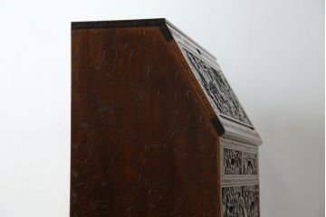 中古　美品!!　軽井沢彫り　凝った彫刻が美しく和室にも洋室にも合うのが嬉しいライティングビューロー(簿記机、ワークデスク、在宅用、在宅ワーク用、引き出し、サイドチェスト)(R-079720)