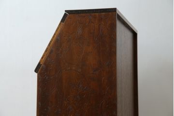 中古　美品!!　軽井沢彫り　凝った彫刻が美しく和室にも洋室にも合うのが嬉しいライティングビューロー(簿記机、ワークデスク、在宅用、在宅ワーク用、引き出し、サイドチェスト)(R-079720)
