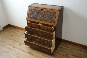 中古　美品!!　軽井沢彫り　凝った彫刻が美しく和室にも洋室にも合うのが嬉しいライティングビューロー(簿記机、ワークデスク、在宅用、在宅ワーク用、引き出し、サイドチェスト)(R-079720)
