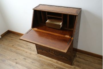 中古　美品!!　軽井沢彫り　凝った彫刻が美しく和室にも洋室にも合うのが嬉しいライティングビューロー(簿記机、ワークデスク、在宅用、在宅ワーク用、引き出し、サイドチェスト)(R-079720)