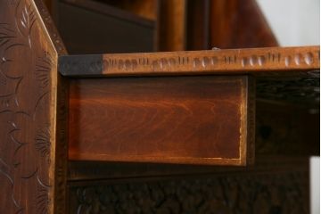 中古　美品!!　軽井沢彫り　凝った彫刻が美しく和室にも洋室にも合うのが嬉しいライティングビューロー(簿記机、ワークデスク、在宅用、在宅ワーク用、引き出し、サイドチェスト)(R-079720)