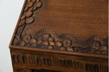 中古　美品!!　軽井沢彫り　凝った彫刻が美しく和室にも洋室にも合うのが嬉しいライティングビューロー(簿記机、ワークデスク、在宅用、在宅ワーク用、引き出し、サイドチェスト)(R-079720)