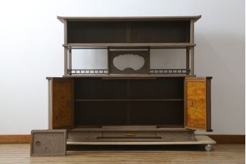 中古　美品　高級工芸家具　杉材　浮造り仕上げ　在銘入り　奥田勘六　流れるような美しい杢目が目を惹く茶棚(茶箪笥、飾り棚、収納棚、戸棚、引き出し)(R-079721)