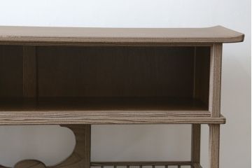 中古　美品　高級工芸家具　杉材　浮造り仕上げ　在銘入り　奥田勘六　流れるような美しい杢目が目を惹く茶棚(茶箪笥、飾り棚、収納棚、戸棚、引き出し)(R-079721)