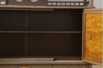 中古　美品　高級工芸家具　杉材　浮造り仕上げ　在銘入り　奥田勘六　流れるような美しい杢目が目を惹く茶棚(茶箪笥、飾り棚、収納棚、戸棚、引き出し)(R-079721)