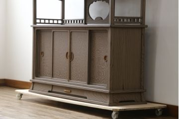 中古　美品　高級工芸家具　杉材　浮造り仕上げ　在銘入り　奥田勘六　流れるような美しい杢目が目を惹く茶棚(茶箪笥、飾り棚、収納棚、戸棚、引き出し)(R-079721)