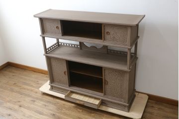 中古　美品　高級工芸家具　杉材　浮造り仕上げ　在銘入り　奥田勘六　流れるような美しい杢目が目を惹く茶棚(茶箪笥、飾り棚、収納棚、戸棚、引き出し)(R-079721)