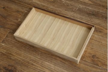 中古　美品　高級工芸家具　杉材　浮造り仕上げ　在銘入り　奥田勘六　流れるような美しい杢目が目を惹く茶棚(茶箪笥、飾り棚、収納棚、戸棚、引き出し)(R-079721)