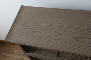 中古　美品　高級工芸家具　杉材　浮造り仕上げ　在銘入り　奥田勘六　流れるような美しい杢目が目を惹く茶棚(茶箪笥、飾り棚、収納棚、戸棚、引き出し)(R-079721)