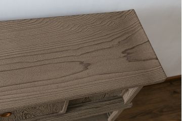 中古　美品　高級工芸家具　杉材　浮造り仕上げ　在銘入り　奥田勘六　流れるような美しい杢目が目を惹く茶棚(茶箪笥、飾り棚、収納棚、戸棚、引き出し)(R-079721)