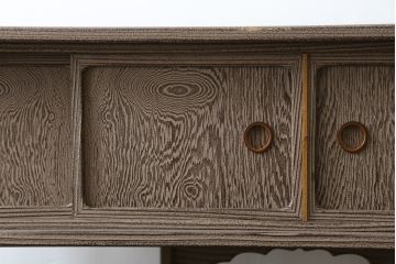 中古　美品　高級工芸家具　杉材　浮造り仕上げ　在銘入り　奥田勘六　流れるような美しい杢目が目を惹く茶棚(茶箪笥、飾り棚、収納棚、戸棚、引き出し)(R-079721)