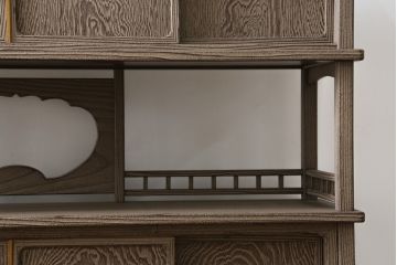 中古　美品　高級工芸家具　杉材　浮造り仕上げ　在銘入り　奥田勘六　流れるような美しい杢目が目を惹く茶棚(茶箪笥、飾り棚、収納棚、戸棚、引き出し)(R-079721)