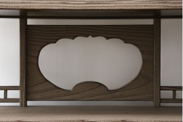 中古　美品　高級工芸家具　杉材　浮造り仕上げ　在銘入り　奥田勘六　流れるような美しい杢目が目を惹く茶棚(茶箪笥、飾り棚、収納棚、戸棚、引き出し)(R-079721)