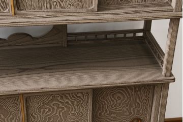 中古　美品　高級工芸家具　杉材　浮造り仕上げ　在銘入り　奥田勘六　流れるような美しい杢目が目を惹く茶棚(茶箪笥、飾り棚、収納棚、戸棚、引き出し)(R-079721)