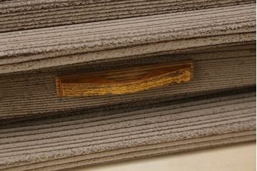 中古　美品　高級工芸家具　杉材　浮造り仕上げ　在銘入り　奥田勘六　流れるような美しい杢目が目を惹く茶棚(茶箪笥、飾り棚、収納棚、戸棚、引き出し)(R-079721)