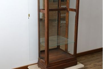 中古　アメリカ　高級品!!　IDC大塚家具取り扱い　HOWARD MILLER(ハワード・ミラー社)　高級時計メーカーによって手掛けられた洗練された佇まいが魅力のキャビネット(飾り棚、キュリオケース、コレクションケース、ガラスケース、店舗什器)(定価約70万円)(R-079722)