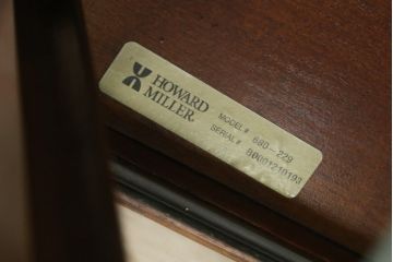 中古　アメリカ　高級品!!　IDC大塚家具取り扱い　HOWARD MILLER(ハワード・ミラー社)　高級時計メーカーによって手掛けられた洗練された佇まいが魅力のキャビネット(飾り棚、キュリオケース、コレクションケース、ガラスケース、店舗什器)(定価約70万円)(R-079722)