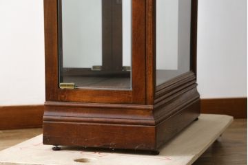 中古　アメリカ　高級品!!　IDC大塚家具取り扱い　HOWARD MILLER(ハワード・ミラー社)　高級時計メーカーによって手掛けられた洗練された佇まいが魅力のキャビネット(飾り棚、キュリオケース、コレクションケース、ガラスケース、店舗什器)(定価約70万円)(R-079722)