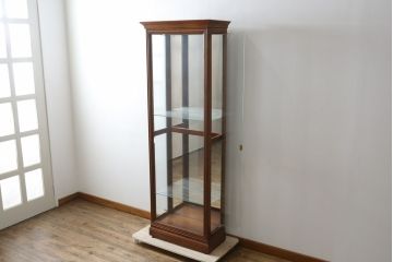 中古　アメリカ　高級品!!　IDC大塚家具取り扱い　HOWARD MILLER(ハワード・ミラー社)　高級時計メーカーによって手掛けられた洗練された佇まいが魅力のキャビネット(飾り棚、キュリオケース、コレクションケース、ガラスケース、店舗什器)(定価約70万円)(R-079722)