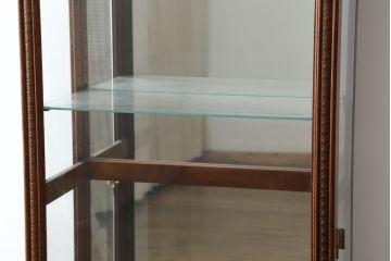 中古　アメリカ　高級品!!　IDC大塚家具取り扱い　HOWARD MILLER(ハワード・ミラー社)　高級時計メーカーによって手掛けられた洗練された佇まいが魅力のキャビネット(飾り棚、キュリオケース、コレクションケース、ガラスケース、店舗什器)(定価約70万円)(R-079722)