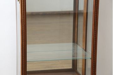 中古　アメリカ　高級品!!　IDC大塚家具取り扱い　HOWARD MILLER(ハワード・ミラー社)　高級時計メーカーによって手掛けられた洗練された佇まいが魅力のキャビネット(飾り棚、キュリオケース、コレクションケース、ガラスケース、店舗什器)(定価約70万円)(R-079722)