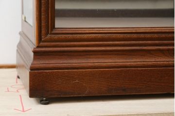 中古　アメリカ　高級品!!　IDC大塚家具取り扱い　HOWARD MILLER(ハワード・ミラー社)　高級時計メーカーによって手掛けられた洗練された佇まいが魅力のキャビネット(飾り棚、キュリオケース、コレクションケース、ガラスケース、店舗什器)(定価約70万円)(R-079722)