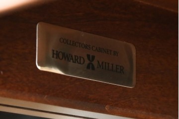 中古　アメリカ製　高級品!!　IDC大塚家具取り扱い　HOWARD MILLER(ハワード・ミラー社)　高級時計メーカーによって手掛けられたキャビネット　定価約70万円　(R-079722)
