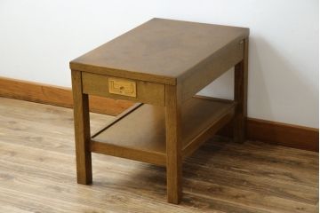 中古　美品!!　カリモク家具(karimoku)　domani(ドマーニ)　Morganton(モーガントン)　希少なライトコニャック色!ゴールドの引手がアクセントのサイドテーブル(エンドテーブル、ナイトテーブル、花台、飾り台)(定価約13万5千円)(R-079727)
