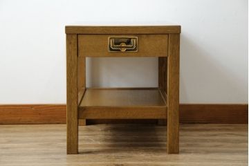 中古　美品!!　カリモク家具(karimoku)　domani(ドマーニ)　Morganton(モーガントン)　希少なライトコニャック色!ゴールドの引手がアクセントのサイドテーブル(エンドテーブル、ナイトテーブル、花台、飾り台)(定価約13万5千円)(R-079727)