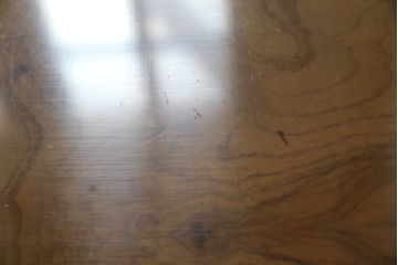 中古　美品!!　カリモク家具(karimoku)　domani(ドマーニ)　Morganton(モーガントン)　希少なライトコニャック色!ゴールドの引手がアクセントのサイドテーブル(エンドテーブル、ナイトテーブル、花台、飾り台)(定価約13万5千円)(R-079727)