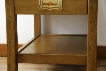 中古　美品!!　カリモク家具(karimoku)　domani(ドマーニ)　Morganton(モーガントン)　希少なライトコニャック色!ゴールドの引手がアクセントのサイドテーブル(エンドテーブル、ナイトテーブル、花台、飾り台)(定価約13万5千円)(R-079727)