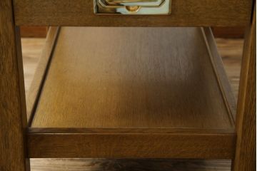 中古　美品!!　カリモク家具(karimoku)　domani(ドマーニ)　Morganton(モーガントン)　希少なライトコニャック色!ゴールドの引手がアクセントのサイドテーブル(エンドテーブル、ナイトテーブル、花台、飾り台)(定価約13万5千円)(R-079727)