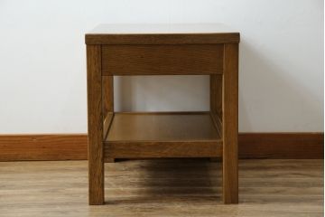 中古　美品!!　カリモク家具(karimoku)　domani(ドマーニ)　Morganton(モーガントン)　希少なライトコニャック色!ゴールドの引手がアクセントのサイドテーブル(エンドテーブル、ナイトテーブル、花台、飾り台)(定価約13万5千円)(R-079727)