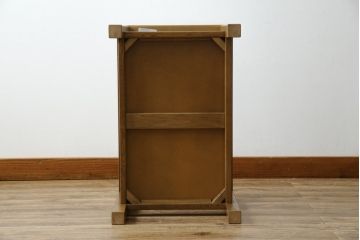 中古　美品!!　カリモク家具(karimoku)　domani(ドマーニ)　Morganton(モーガントン)　希少なライトコニャック色!ゴールドの引手がアクセントのサイドテーブル(エンドテーブル、ナイトテーブル、花台、飾り台)(定価約13万5千円)(R-079727)
