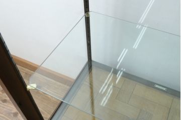 イギリスアンティーク　Dudley&Co.Ltd.　HOLLOWAY.LONDON.　N.7.　マホガニー材　落ち着きのある佇まいが上品な縦型ガラスケース(ショーケース、Gケース、陳列棚、飾り棚、コレクションケース、キャビネット、店舗什器、英国)(R-079728)