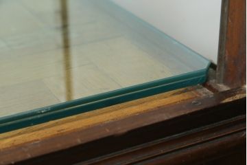 イギリスアンティーク　Dudley&Co.Ltd.　HOLLOWAY.LONDON.　N.7.　マホガニー材　落ち着きのある佇まいが上品な縦型ガラスケース(ショーケース、Gケース、陳列棚、飾り棚、コレクションケース、キャビネット、店舗什器、英国)(R-079728)