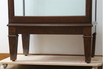 イギリスアンティーク　Dudley&Co.Ltd.　HOLLOWAY.LONDON.　N.7.　マホガニー材　落ち着きのある佇まいが上品な縦型ガラスケース(ショーケース、Gケース、陳列棚、飾り棚、コレクションケース、キャビネット、店舗什器、英国)(R-079728)