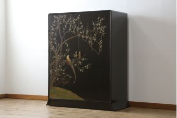 中古　香川漆器　伝統工芸士・小松庄一作　かくし付き　漆絵　桐材　梅鳥図　雅やかな漆絵が気品を感じる衣装箪笥(着物箪笥、収納箪笥、引き出し、桐箪笥、和たんす)(R-079730)