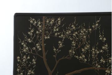 中古　香川漆器　伝統工芸士・小松庄一作　かくし付き　漆絵　桐材　梅鳥図　雅やかな漆絵が気品を感じる衣装箪笥(着物箪笥、収納箪笥、引き出し、桐箪笥、和たんす)(R-079730)